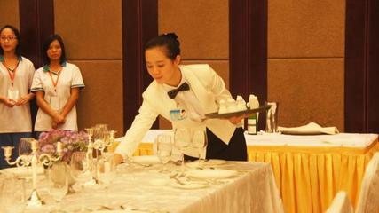 餐饮服务卓越之道 八大核心服务流程详解与培训要点